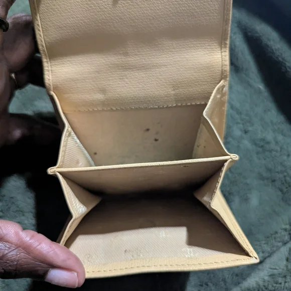 SALE CHANEL AUTHENTIC Cream Leather Compact Wallet with CC Logo Very Beautiful! - Picture 8 of 14